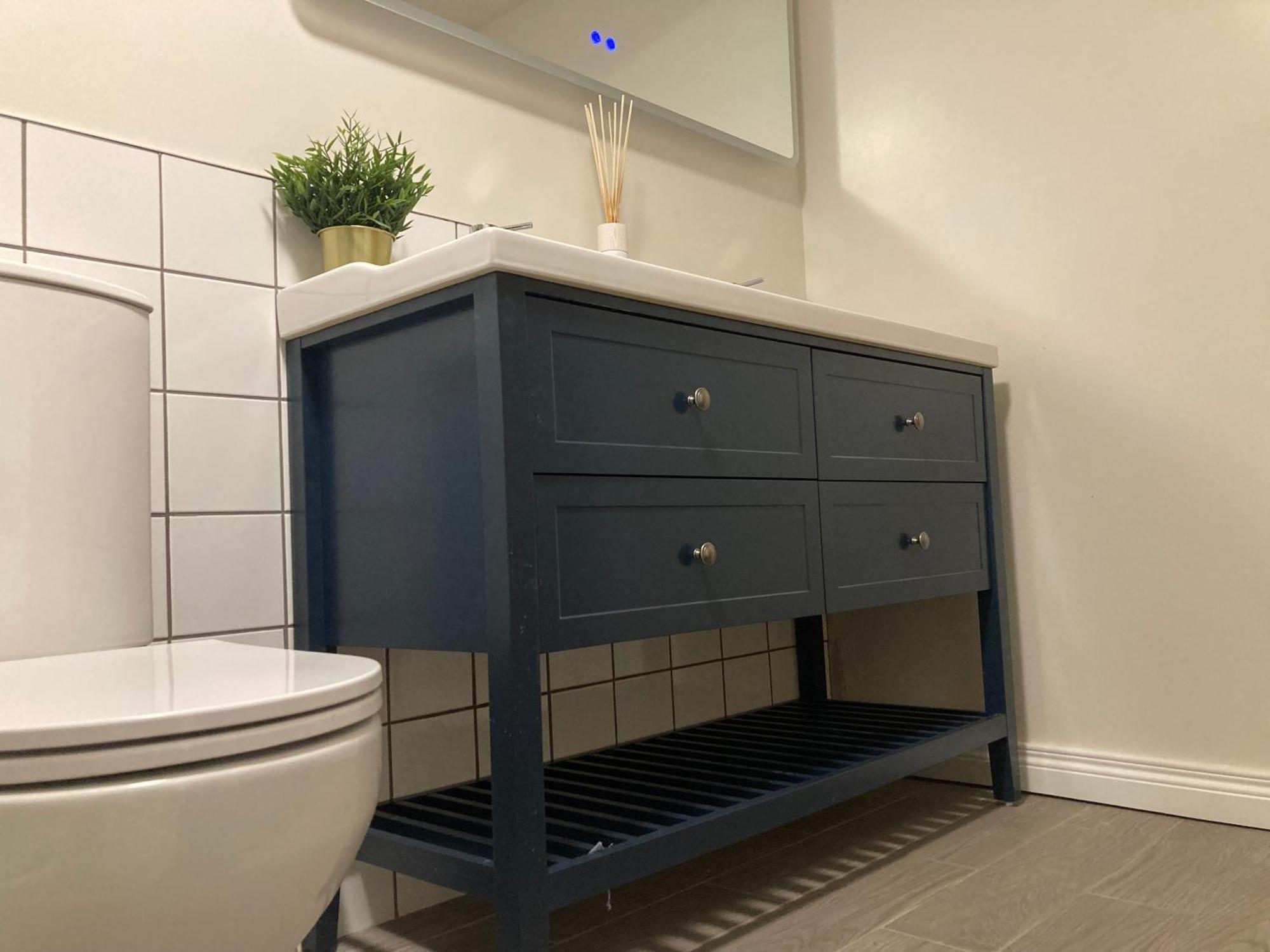 Smart 4K Tvs In All Bedrooms Double Vanity Sink Belfast Exterior foto