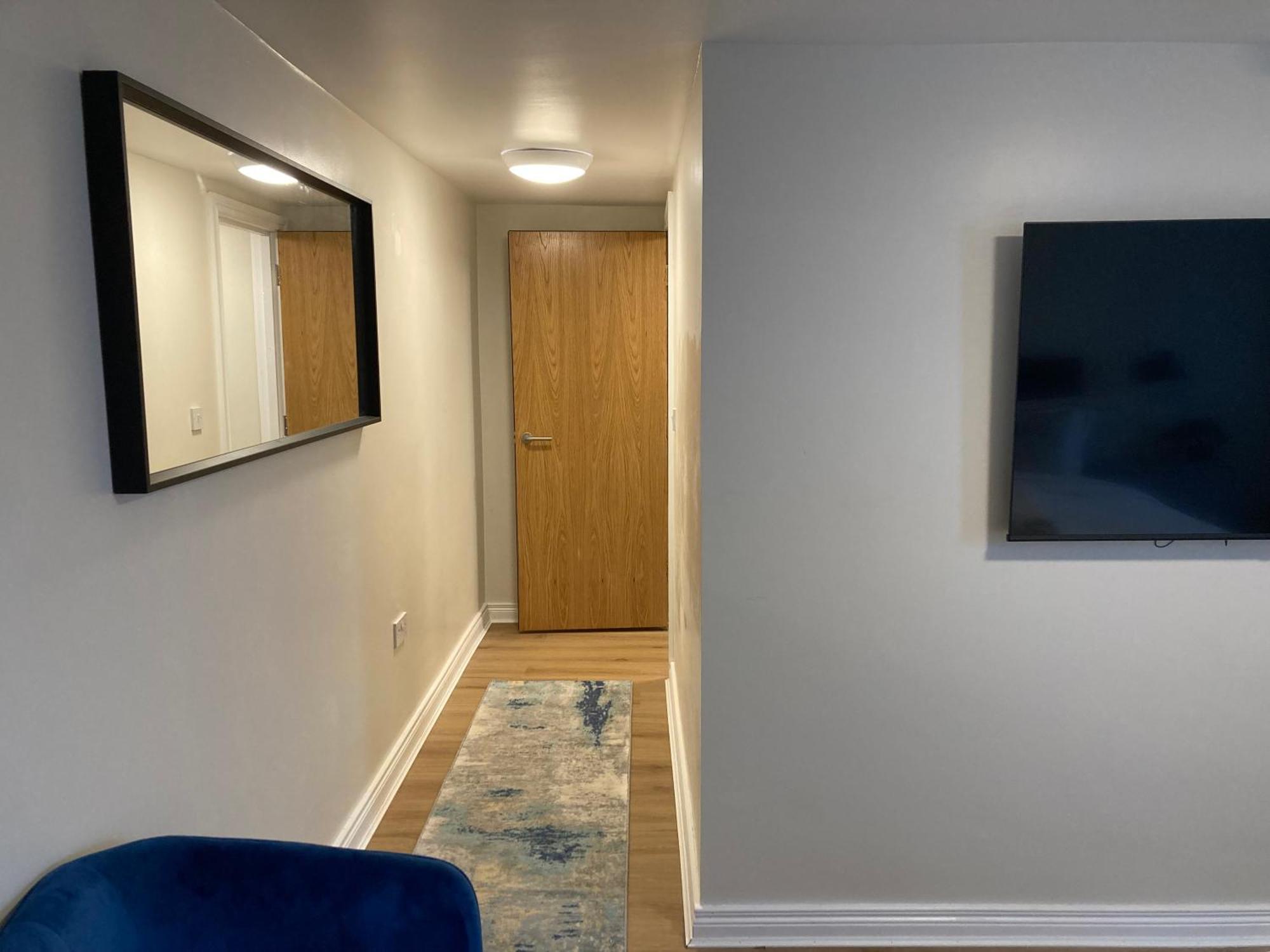 Smart 4K Tvs In All Bedrooms Double Vanity Sink Belfast Exterior foto