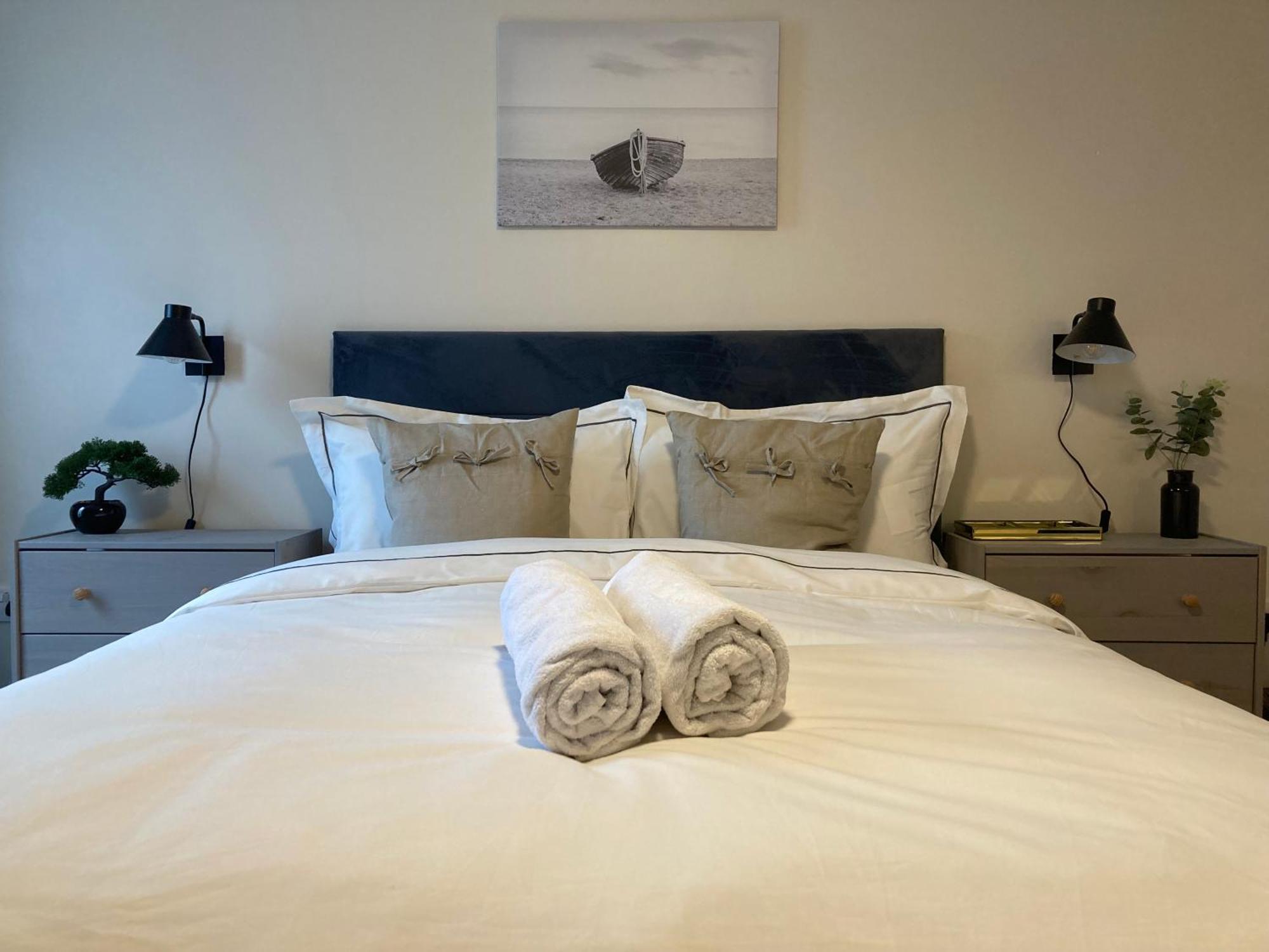 Smart 4K Tvs In All Bedrooms Double Vanity Sink Belfast Exterior foto