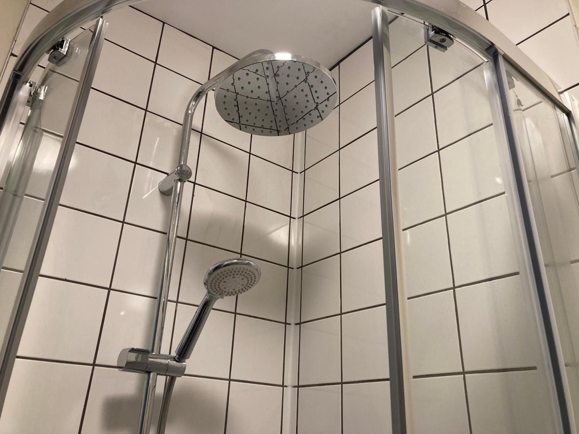 Smart 4K Tvs In All Bedrooms Double Vanity Sink Belfast Exterior foto