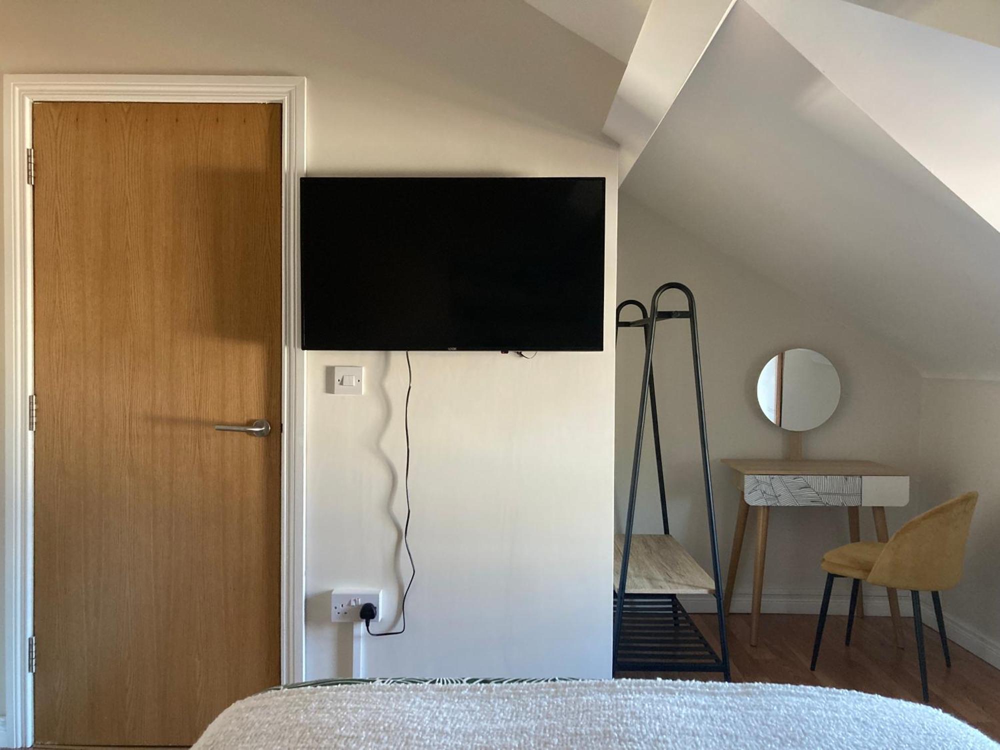 Smart 4K Tvs In All Bedrooms Double Vanity Sink Belfast Exterior foto