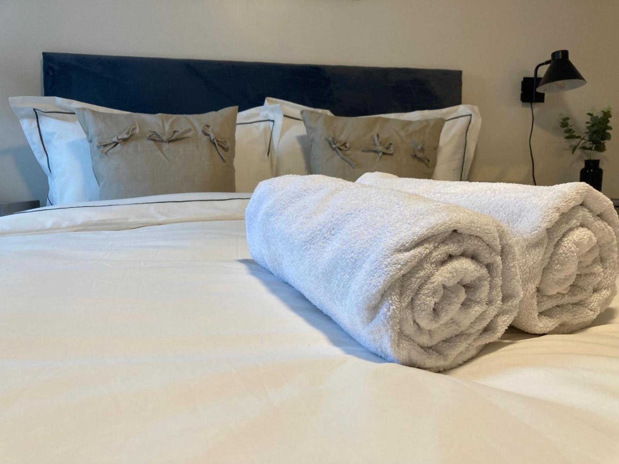 Smart 4K Tvs In All Bedrooms Double Vanity Sink Belfast Exterior foto
